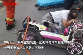 疼！两电动车相撞，刹车把戳进骑手脖子图片