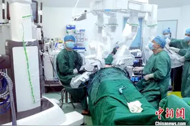 闽西南首例达芬奇机器人甲状腺手术在厦成功施行图片