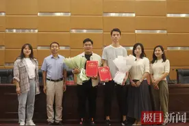 把给学弟妹的爱藏在“手艺”里，高校毕业生自制机器人赠母校图片