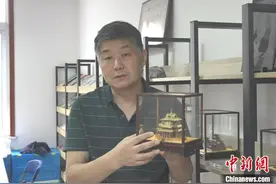手工达人张禾：自制古建微模型 传播传统文化图片
