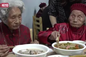 成都最长寿老人领头“百岁天团”：吃“千岁宴”庆重阳视频封面