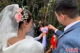 32对新人举行集体婚礼倡导文明新风 金婚老人携手送祝福图片