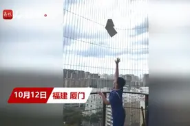 快做完的作业被台风吹走了…走了…了…图片