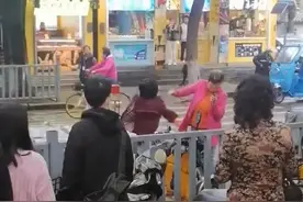 女孩街头打哭祖辈，气坏网友，教育专家提醒图片