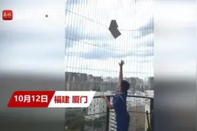 好笑又想哭！台风“圆规”吹走了男孩快做完的作业 妈妈：孩子又重做了一份图片