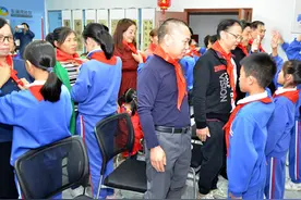 长沙市东澜湾社区：三代同堂共述红领巾的故事图片