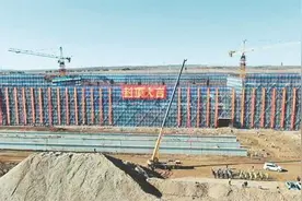 北黑铁路升级改造工程黑河站房封顶图片