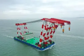 汉企国内首创“L”型臂架起重船，一双“铁臂”可吊2200吨钢箱梁，将参与澳门跨海大桥建设图片