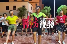 64岁广场舞“网红”老太，长岗坡下“舞出我人生”图片