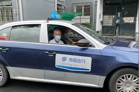 老人打车“老大难”？今日起上海市民拨打114可叫出租车视频封面
