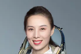 女航天员王亚平再出征，网友：期待“天地连线网课”和出舱作业图片