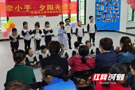 大手牵小手 夕阳无限好图片