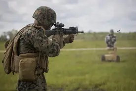 美军在冲绳进行超逼真战场实战射击：将半自主“类人机器人”扮成枪靶图片