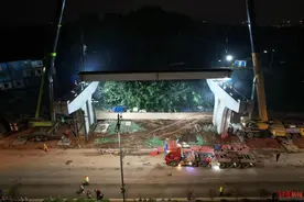 成绵高速扩容项目成都段高架桥首跨梁架设成功图片