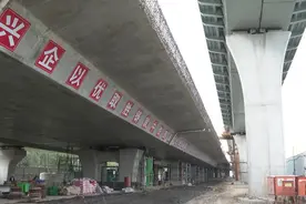 三环东路高架桥引桥箱梁顶升工程完工 桥面施工全面展开图片