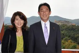 谁说相亲遇不到真爱？看看岸田文雄和妻子的神仙爱情图片