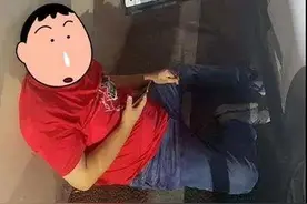 杭城早高峰这一幕揪心：白色小轿车突然停下，司机瘫在地上图片