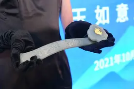 非遗冬奥特许商品“冬奥·玉如意”在北京发布 和田青白玉版每件售价199999元图片