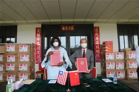 驻利比里亚大使与利第一夫人共同出席援利人道主义抗疫物资交接仪式图片
