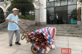 浙江九旬退休教师自制150根拐杖，重阳节赠送社区老人图片