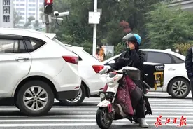 电动车违规行驶，“外卖小哥”占比超八成图片