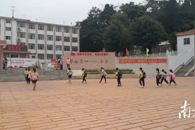 泥水路变方砖路，郁南切实解决群众“出行难”问题图片