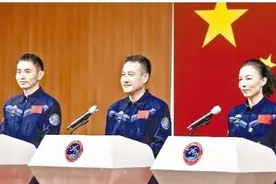 媒体见面会上，三名宇航员谈笑生风图片