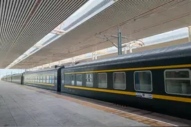 10月15日部分进出海南岛旅客列车恢复开行图片
