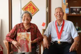 重阳日，钻石婚丨家里住着喜鹊的张忠彬和万秀敏老人 结婚56年见证乡村“改头换面”图片