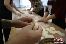 神十三航天员太空过年吃饺子这事，网友操碎了心……图片