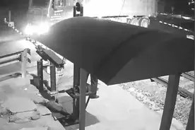 惊险！淄博一大货车冲上铁路 道口工紧急拦停列车图片