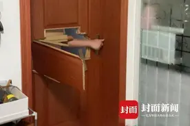 泰州情侣深夜遭陌生男踹破房门袭扰 民警离开后又遭其家属围殴图片