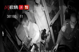 西安一奶奶带孙子挤公交，人太多奶奶没挤上车，结局暖心图片
