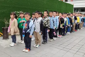 打甩手！一二年级不背书包上下学，成都这所学校试行一个多月，家长们怎么说？图片