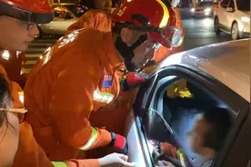 男孩因贪玩手卡车窗玻璃夹缝 消防人员紧急救助图片