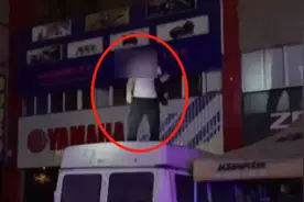 嫌犯爬车顶忘情“热舞”民警尬在当场图片