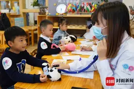 模拟医院进校园 萌娃带着玩偶来“看病”图片