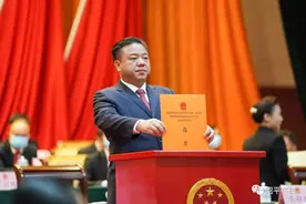 彭代元当选贺州市人民政府市长 陆海平当选贺州市人大常委会主任图片