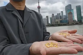 500克黄金制1000粒纯金大米扔黄浦江，只为反浪费？网友吵翻，当事人回应图片