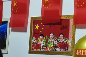 翟志刚出征在即，哥哥姐姐相聚看直播，录视频给小刚加油图片