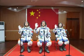 神舟十三号航天员出征图片