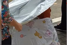 孕妇街头生产路人撑起临时产房，路人：躺下1分钟孩子就出生了图片