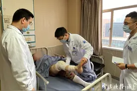 每天微信步数几万的注意了！22岁小伙踝关节老过70岁老人图片