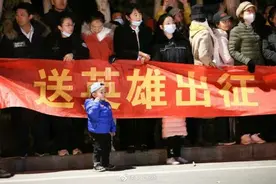 神十三出征仪式现场小男孩敬礼致敬图片