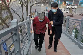 陪人看病的人图片