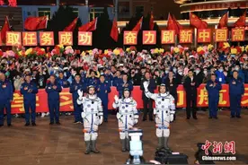 王亚平在太空如何“美起来”？专家：已为她准备无毒化妆品、巧克力甜点图片