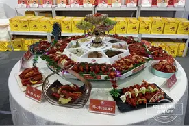 一只虾“蹦出”大劳务品牌！“潜江龙虾工”亮相第三届全国创业就业服务展示交流活动现场图片