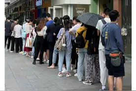 上海人又轧闹猛！为薅品牌羊毛“排队”刷屏，有人还让爷爷奶奶代领图片