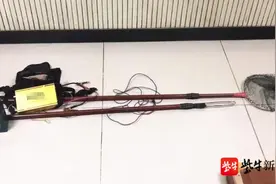 1人撑船1人收放电网，两男子电捕鱼“解馋”被当场拿下图片