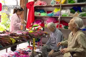一对“老闺蜜”火了，八九十岁还在工作，她们说很幸福图片